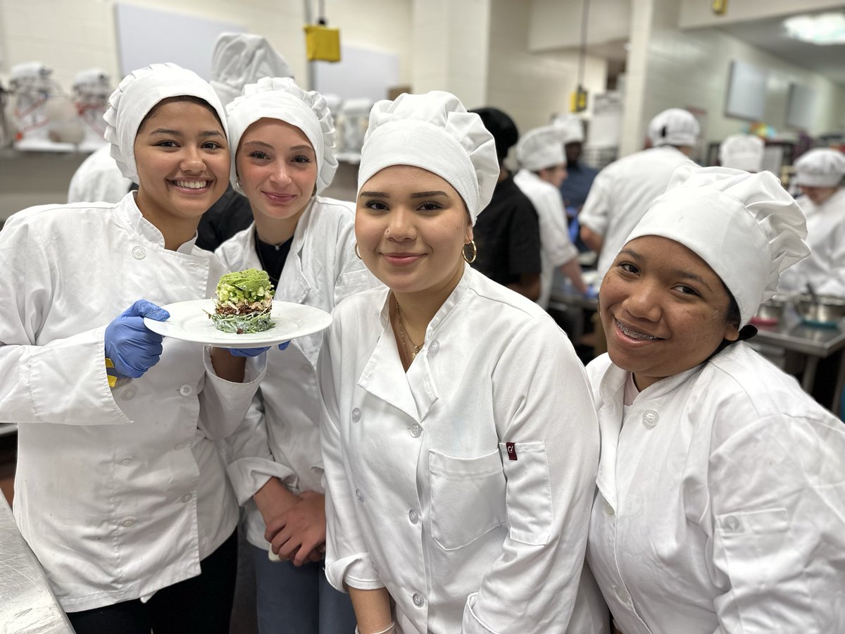 apexculinary's tweet image. Culinary just loves Mr. Holder! A forget lab shoes, so Mr. Holder swapped! 😂