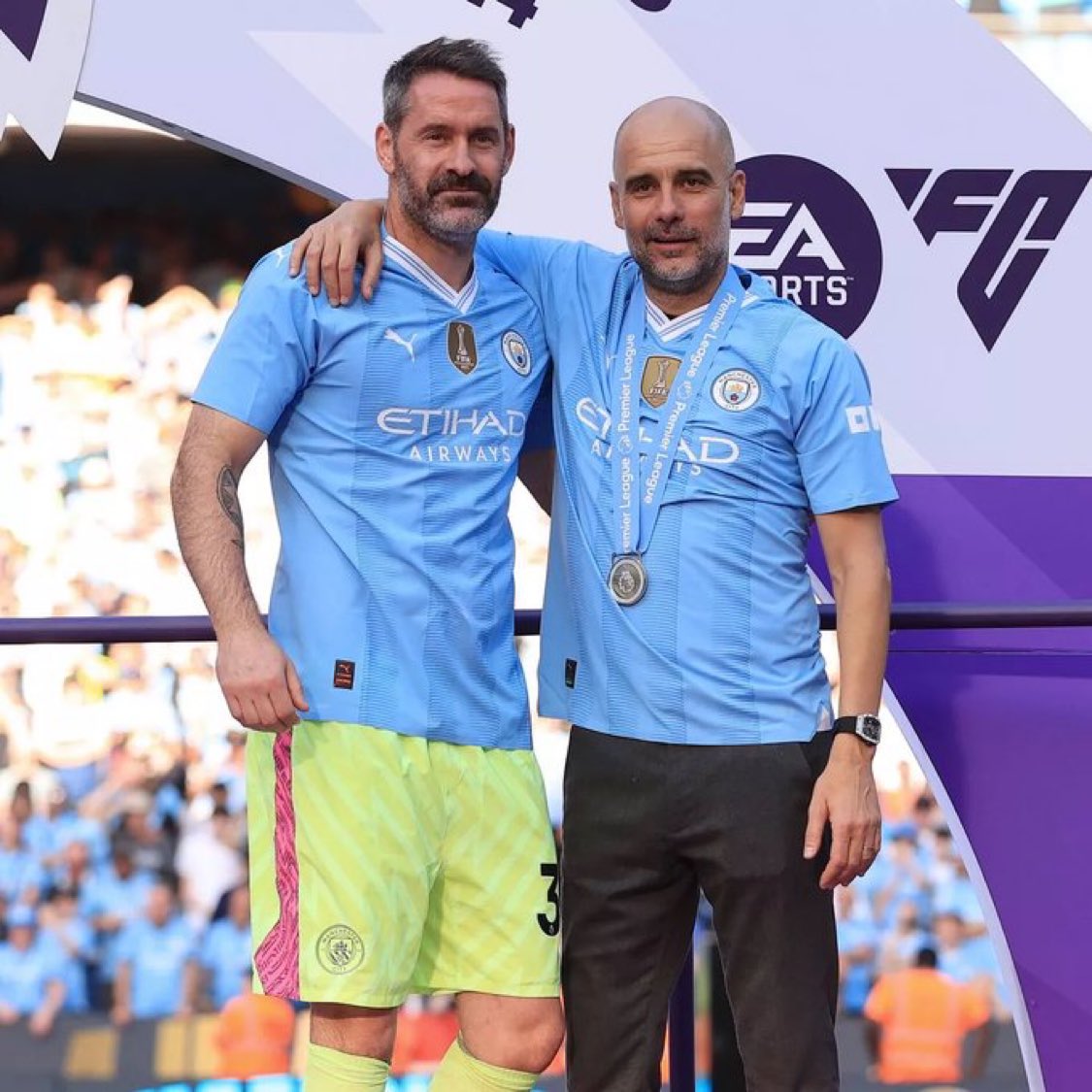 Scott Carson:

“Cuando ganamos la Premier League o cualquier otro título, Pep Guardiola reparte su dinero y bonos ganados para los empleados del club.

Por ejemplo, cuando ganamos la Premiar League en 2023, el tomó todo su dinero ganado y la distribuyó entre los empleados del