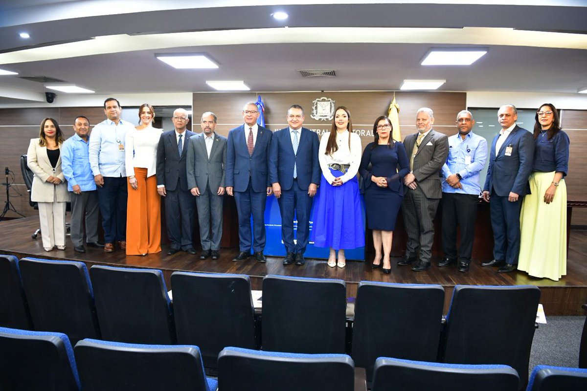 <a href="/RomnJquez/">Román Andrés Jáquez Liranzo</a> <a href="/samirchamiisa/">Samir Chami Isa</a> <a href="/hiraydamarcelle/">Hirayda Fernández Guzmán</a> <a href="/Suedileon/">Suedi León Jiménez</a> <a href="/DiarioLibre/">Diario Libre</a> <a href="/ElNacionalRD/">El Nacional</a> <a href="/elnuevodiariord/">El Nuevo Diario</a> <a href="/rcavada/">RCNoticias</a> <a href="/z101digital/">Z101 Digital</a> <a href="/ElCaribeRD/">El Caribe</a> <a href="/americorod/">Américo Rodríguez</a> <a href="/CPEPRD/">Comisión Permanente de Efemérides Patrias</a> <a href="/SIN24Horas/">Noticias SIN</a> Presentes por la #JCE, los integrantes de la #mesatécnica, los directores de Informática, Johnny Rivera; de Elecciones, Mario Núñez (<a href="/mario_nu_val/">Mario Núñez</a>); de Registro Civil, Rhina Díaz(<a href="/RhinaDiaz70/">Rhina Díaz Tejada</a>); de Partidos Políticos, Lenis Garcia (<a href="/LenisGarciaG/">Lenis Garcia</a>); del Voto dominicano en el