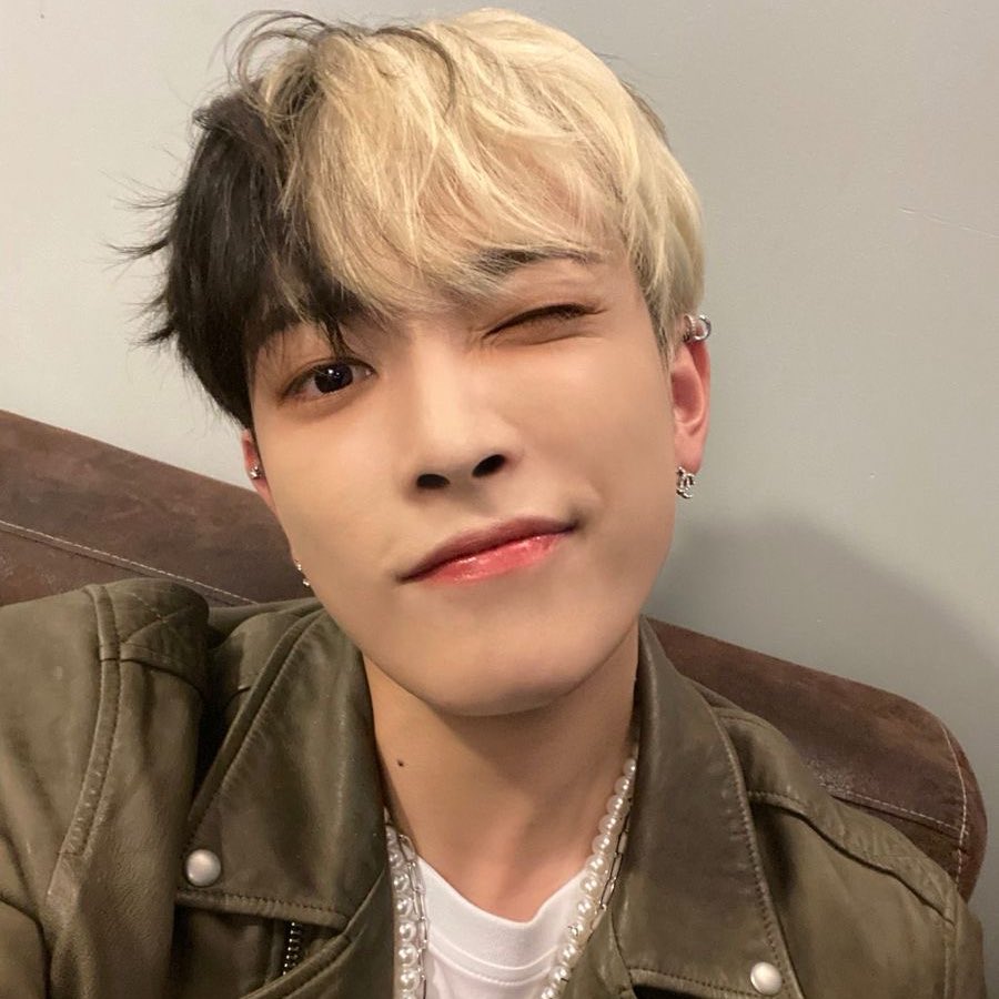 dieg0x1_'s tweet image. ⋆˙⊹intro⊹˙⋆

my name is Diego (he/him)
♉️ | INFJ-T
MDNI!

✧ ‘95 liner
✦ eng/spanish
✧ ult groups: BTS &amp;amp; Ateez, but i also love TXT
✦ multis welcome!
✧ chronic retweeter

♡/↺ for moots

⋆˙⊹ ₍^•⩊•^₎ ⊹˙⋆

tags: #kpoptwt #atinytwt #armytwt #ateez #bts