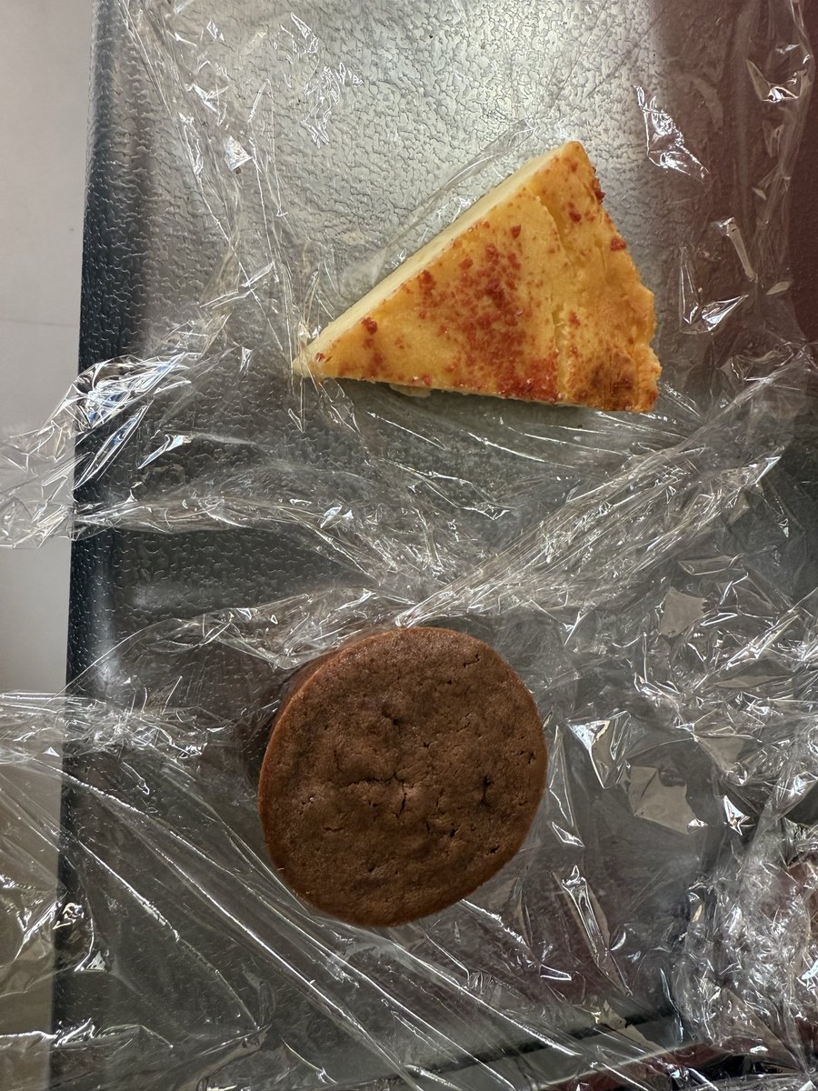 #ハロウィン
世間はハロウィンですが今日仕事なのでせめて雰囲気だけ楽しもうと思いサツマイモチーズケーキと濃いめのガトーショコラ作りました✌️
休憩中にでも食べようかな🍠🧀🍫