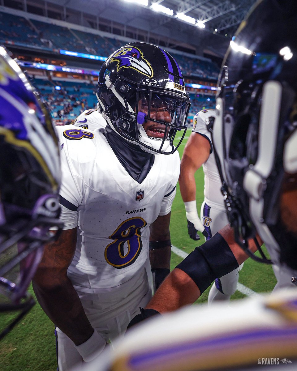 LJacksonBr's tweet photo. Lamar Jackson joga futebol hoje https://t.co/lO5ZWAnClf