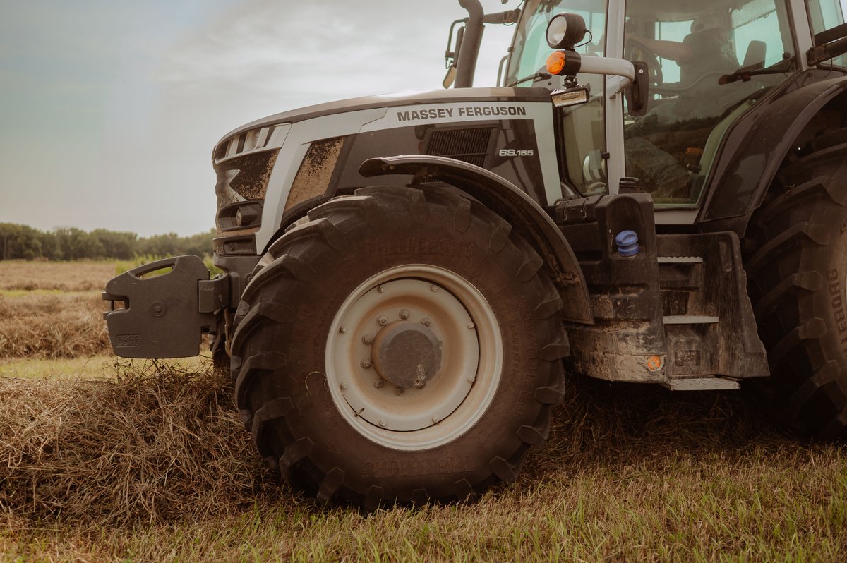Nothing spooky here, just the only ⚫️ Massey Ferguson tractor. 

Have a safe and Happy Halloween! Did your costume involve a Massey? Share your costumes ⤵️

📸 MF 6S.165
