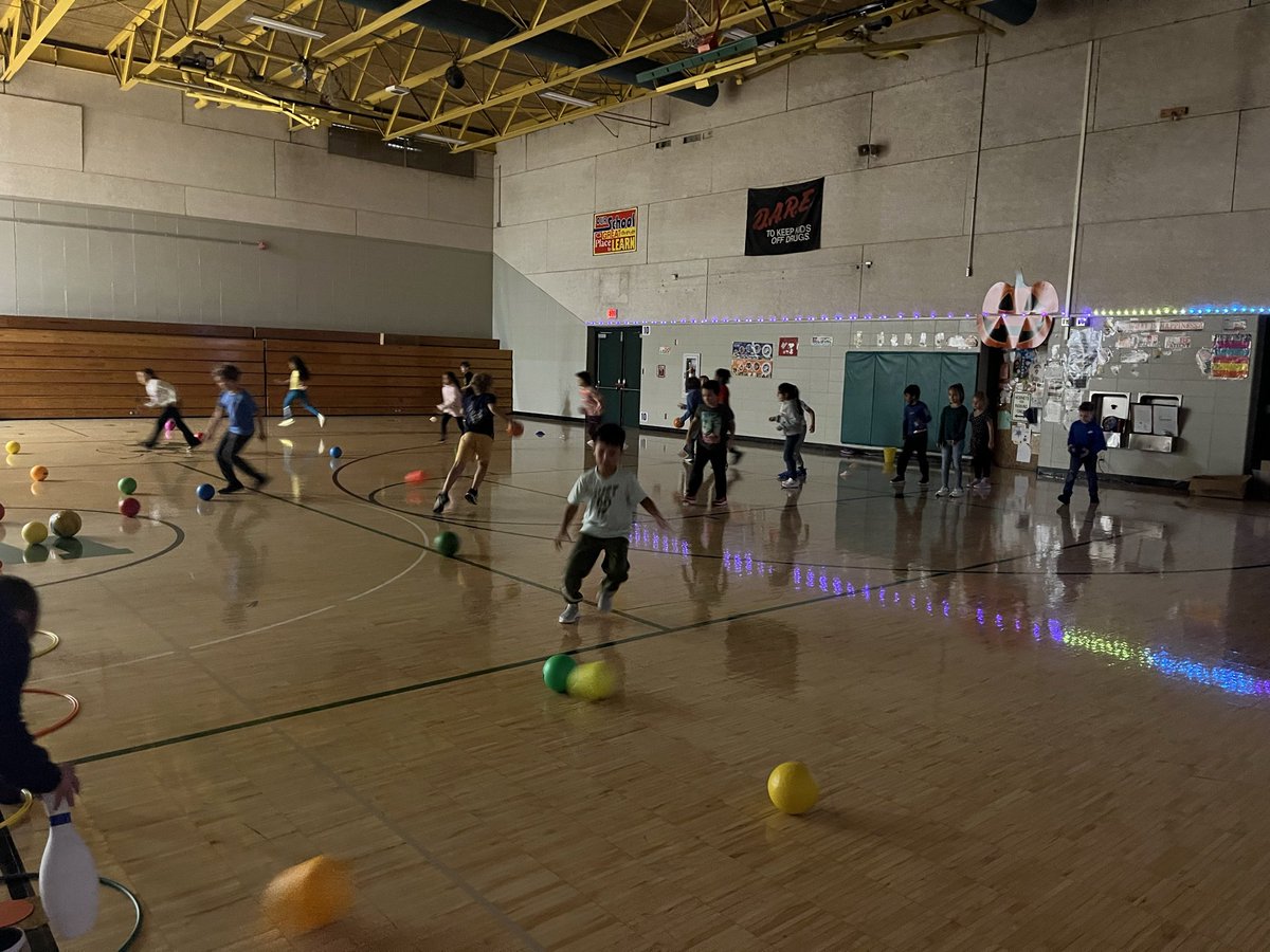 debblunk's tweet photo. Put up lights and door decorations and turned the lights low and played some spoken games !! Kids had a great day !! #washingtonstem https://t.co/anzYhCORee