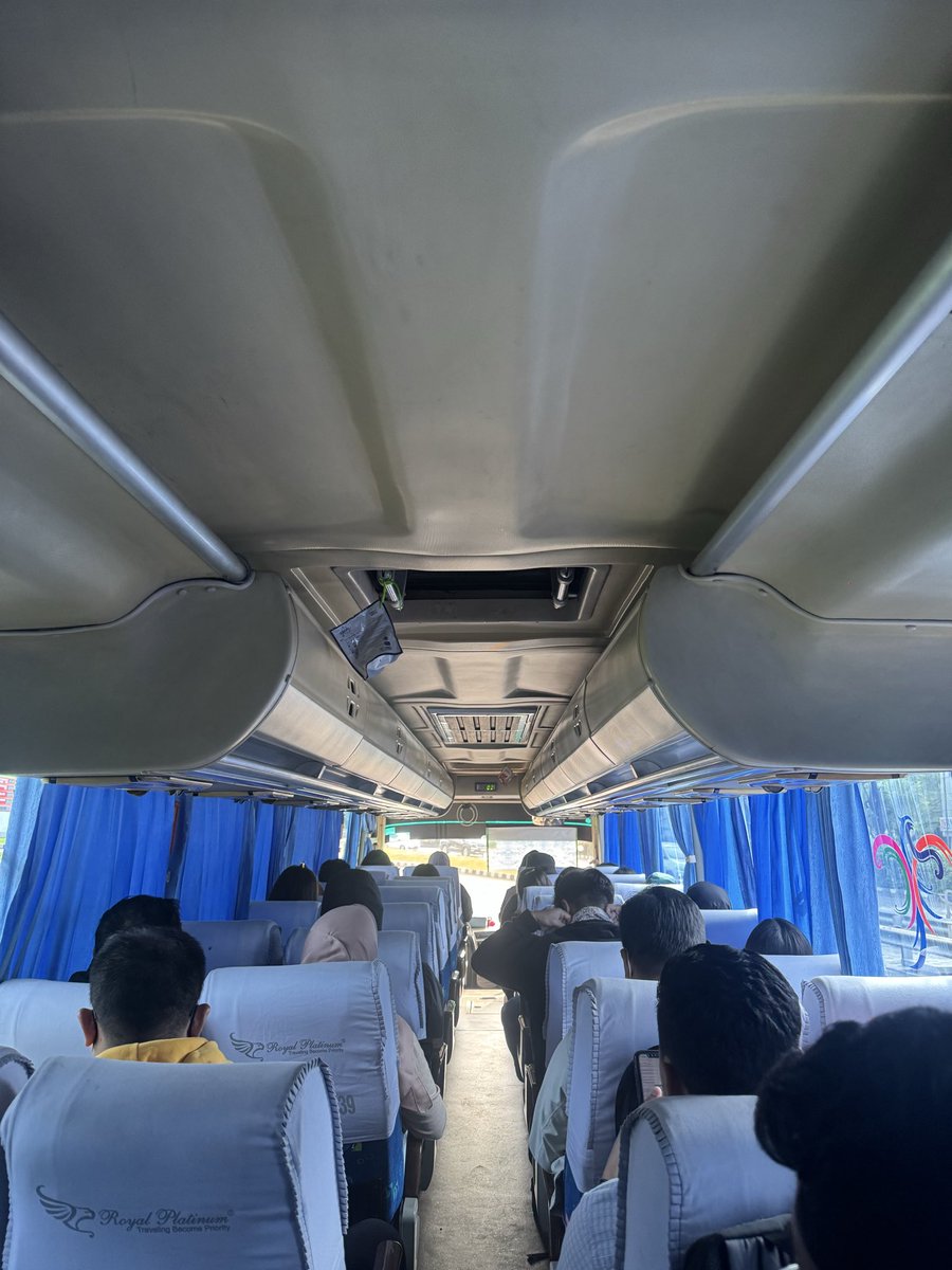 Cukup sesekali aja deh gw naik bus yang harganya 10x lipat TJ ini 😩