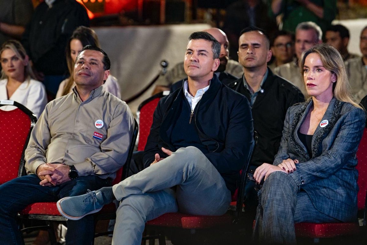 PresidenciaPy's tweet image. .Esta iniciativa, busca modernizar el sistema eléctrico, reemplazar redes aéreas por subterráneas, mejorar la seguridad, reducir la polución visual y embellecer el espacio urbano, beneficiando a toda la ciudadanía. (2/2)