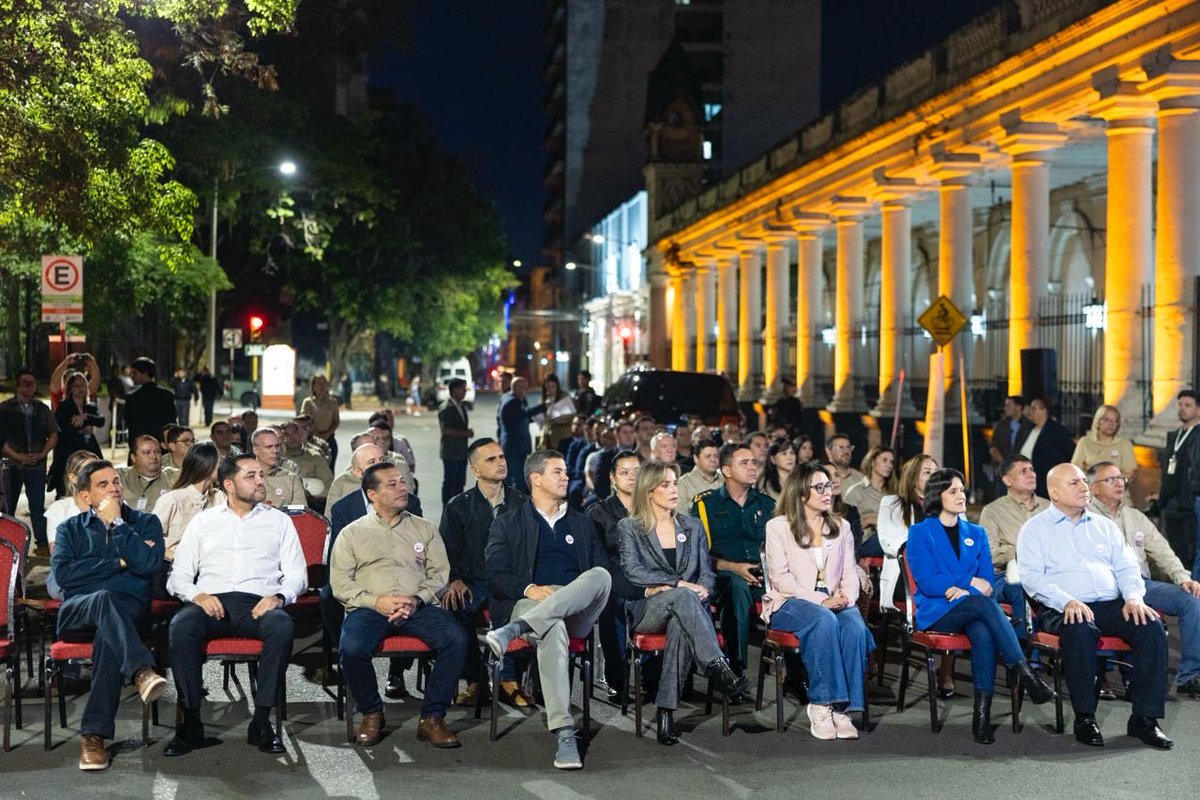 PresidenciaPy's tweet image. .Esta iniciativa, busca modernizar el sistema eléctrico, reemplazar redes aéreas por subterráneas, mejorar la seguridad, reducir la polución visual y embellecer el espacio urbano, beneficiando a toda la ciudadanía. (2/2)