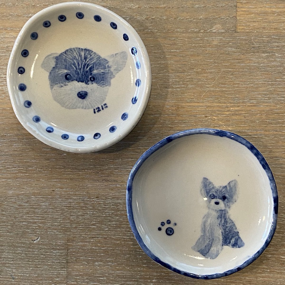 q11g4uDVTQwrb5a's tweet image. 愛犬のヨークシャーテリア「はに君」お家にお迎えした３ヶ月のpuppyちゃんのころから現在１歳までの成長を感じる２枚、お写真を見ながら自らの手で描いた愛おしい豆皿が焼き上がりました。明日から11月…3連休も控えてあたふた焦るそろりと10/31(金)11時オープンです。
