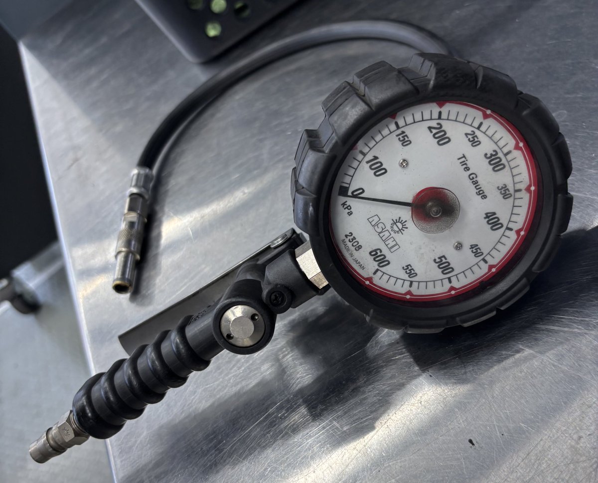 adjustact02's tweet image. 旭産業さんのタイヤゲージ前の職場にあったのが気にってて仕事独立する時に自分も買って会社で使ってるけどやっぱりめちゃくちゃ良い✨

もうこれしか使えん…
見た目が黒いのもある？みたいだから仕事落ち着いたら自分のサーキット用にまた買おかな😁