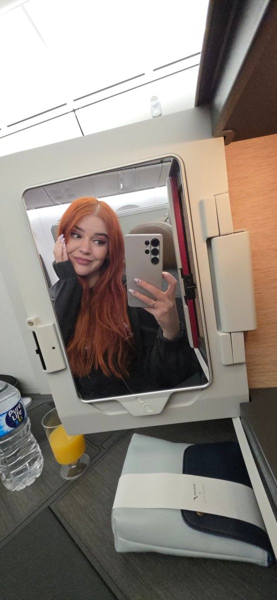 reddysh's tweet image. My seat has a MIRROR hello there 👋🏻🇺🇸✈️🇷🇴
