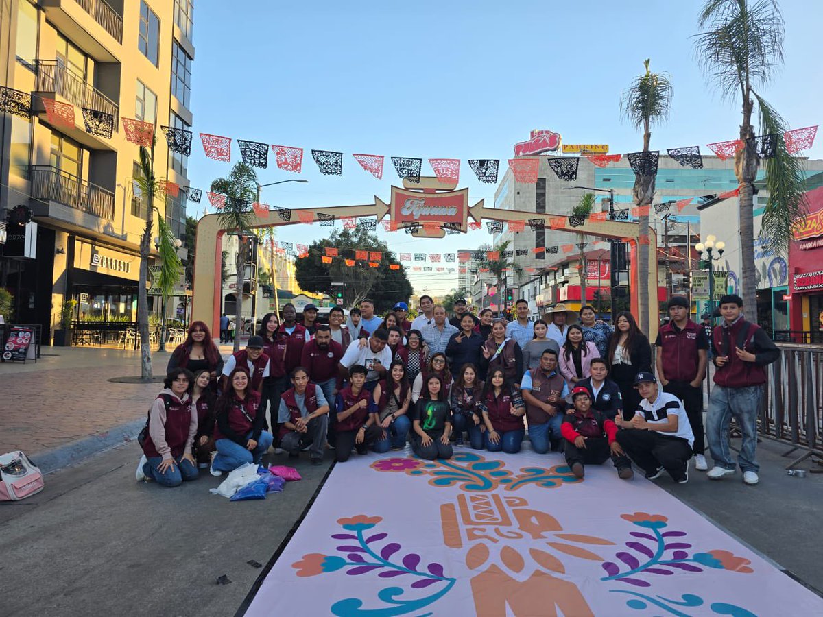 Bety_Olivares's tweet photo. Junto a l@s jóvenes tijuanenses, realizamos un hermoso tapete de aserrín en conmemoración al #DíaDeMuertos sobre la avenida Revolución; vayan a visitarlo y trabajemos por fortalecer e inculcar nuestras bellas tradiciones.

Junt@s somos #SembradoresDePaz 🇲🇽❤️ https://t.co/usQLYrBqC2