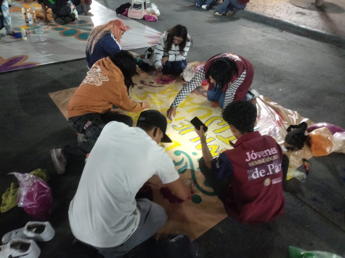 Bety_Olivares's tweet photo. Junto a l@s jóvenes tijuanenses, realizamos un hermoso tapete de aserrín en conmemoración al #DíaDeMuertos sobre la avenida Revolución; vayan a visitarlo y trabajemos por fortalecer e inculcar nuestras bellas tradiciones.

Junt@s somos #SembradoresDePaz 🇲🇽❤️ https://t.co/usQLYrBqC2