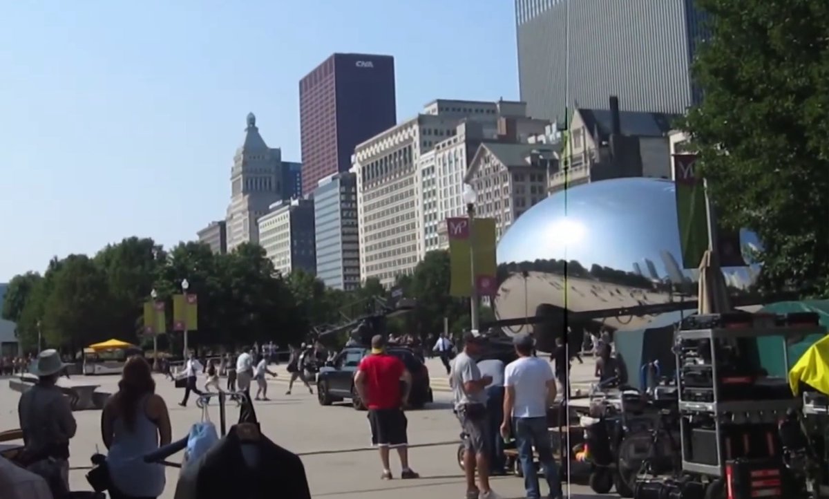 RichardERoeper's tweet image. The first time we see a main character in an upcoming limited series, she's on the phone while walking past The Bean. For nearly 20 years, this has been a go-to "We're in Chicago!" shot. And why not --she's a beauty. #TheBreakup #TheVow #SourceCode #TransformersDarkOfTheMoon