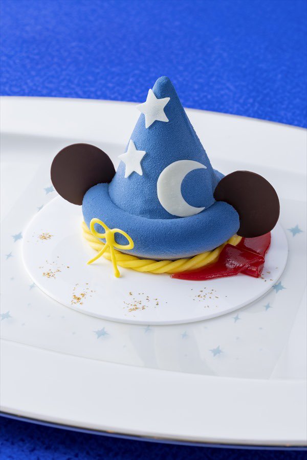 明日11月1日販売開始！
ディズニー映画『ファンタジア』の魔法使いの弟子をモチーフにしたチョコレートとアールグレイのケーキが登場☆

tokyodisneyresort.jp/hotel/food/100…
#TDR_food