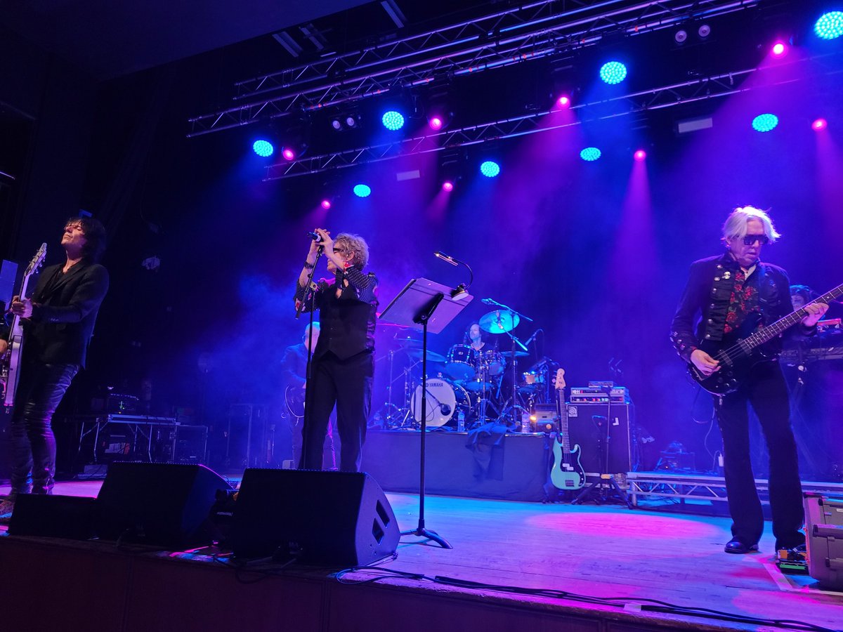 samedeepwaterr's tweet image. Wait i saw the psychedelic furs last week (?) I got barricade they were SOO GOOD bro oh my god i looooveeee them #awesomesauce