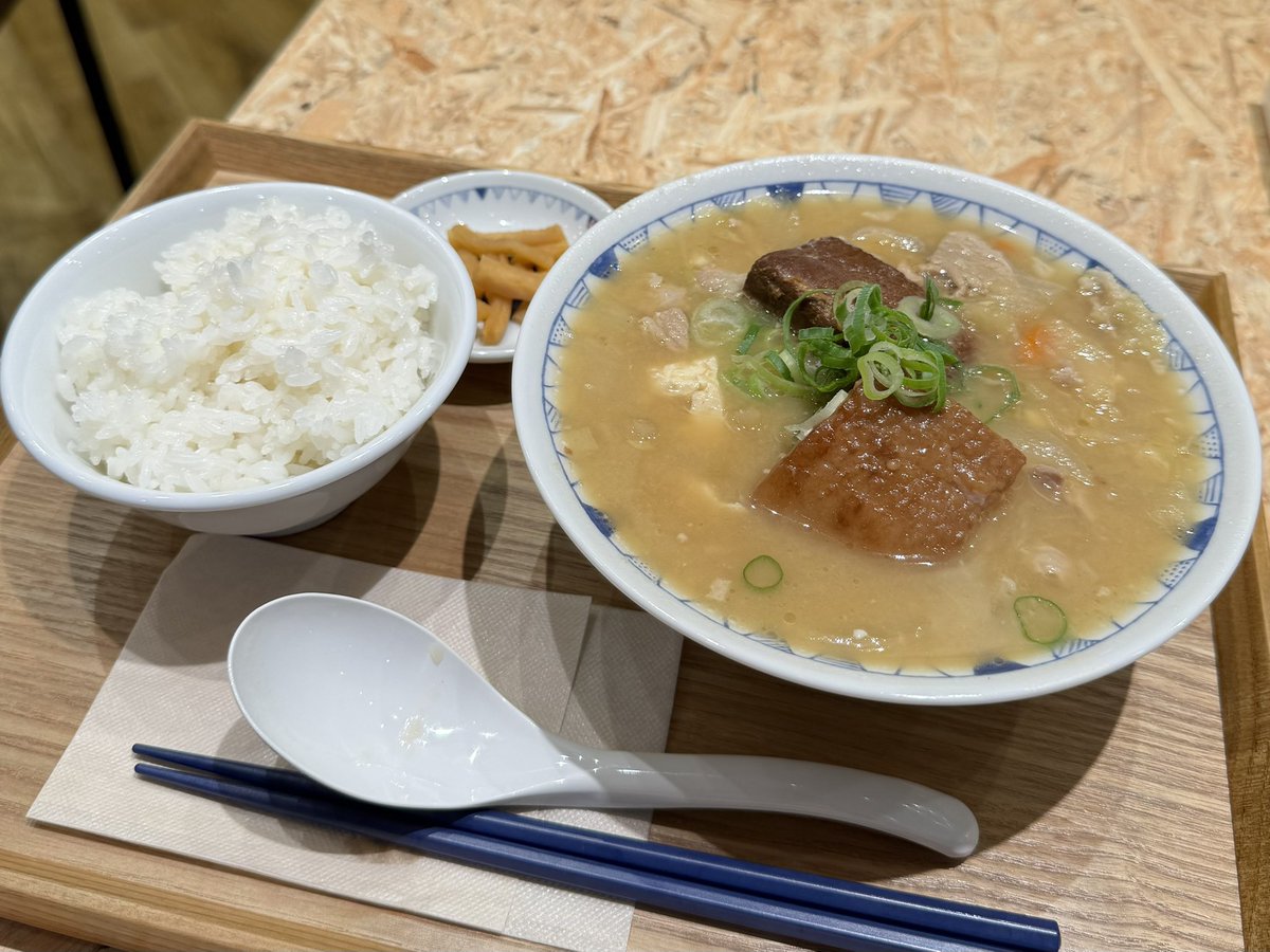 gotchton's tweet photo. 今日もおなかがすきました
ごきげんよう、ごちとんです♨️

本日10月31日(金)🗓️
ららぽーとTOKYO-BAY店OPEN🎉

📷はTHE角煮豚汁定食🍚
ランチやディナーに具だくさんな
豚汁はいかがですか💁🏻‍♀️
※TOKYO-BAY店、池袋西口店、目黒店、中野北口店限定メニューです。

北館3Fでご来店お待ちしております🫶 https://t.co/c2VuzojFlW