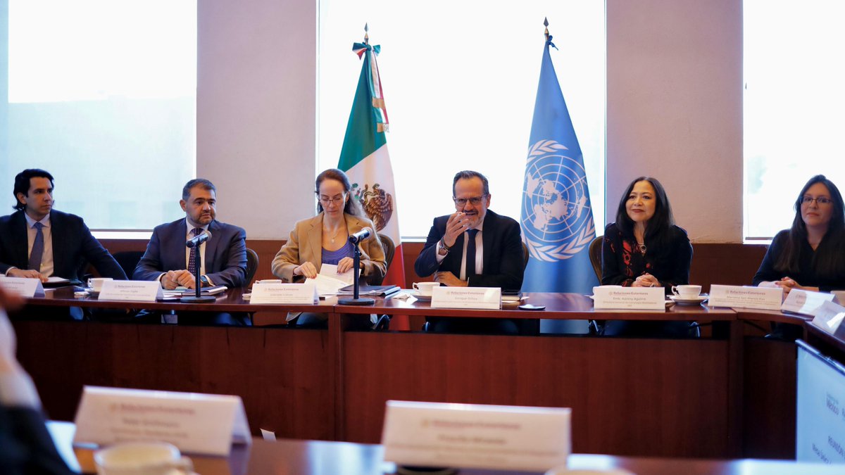SRE_mx's tweet photo. 📸 A 224 días de la inauguración del Mundial 2026 🇲🇽🇺🇸🇨🇦, como parte de los trabajos institucionales de la @SRE_mx, se llevó a cabo la reunión de coordinación entre la Mesa Única de Coordinación y el Sistema de las Naciones Unidas en nuestro país, con la representante de México para la organización del Mundial, Gabriela Cuevas (@GabyCuevas); el subsecretario Enrique Ochoa (@OCHOA_MX_UN); el jefe de Unidad, Alfonso Zegbe (@ALFZEGBE); la directora general de Estrategia Multilateral, Aureny Aguirre (@AurenyAguirre), y el director general de Diplomacia Deportiva, Daniel Alcaraz (@DAlcarazC). 

Con el coordinador residente Peter Grohmann (@pgrohmann) de @ONUMX y las agencias de la ONU en México, se trazó una hoja de ruta para estrechar la colaboración rumbo al Mundial de Norteamérica 2026, desde salud y diplomacia deportiva, hasta buenas prácticas para grandes eventos deportivos y su impacto social; así como la participación de las comunidades en los beneficios sociales y económicos que aporte el Mundial.