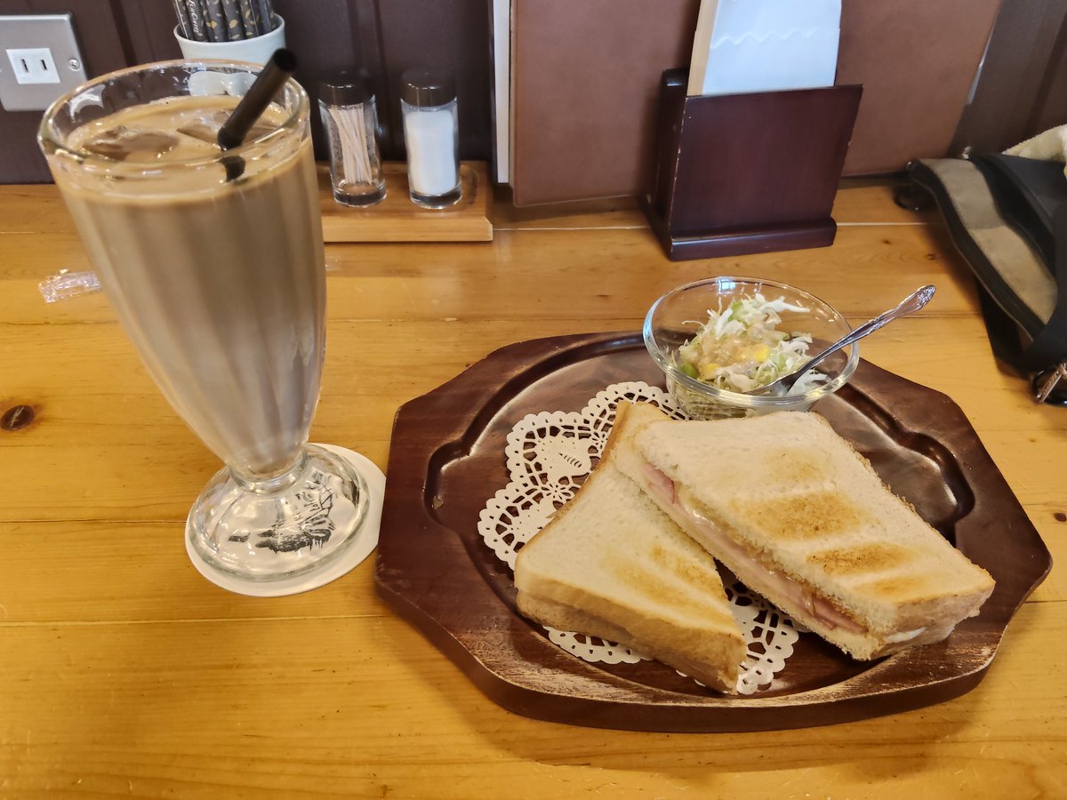 今日は仕事で豊田へ
時間に余裕があるので喫茶店へ
豊田市八幡町にある喫茶キノのハムチーズトーストモーニング
この店の雰囲気好きだな☺️