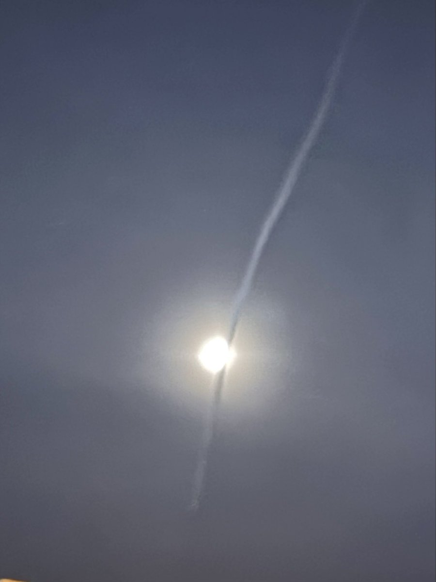 chacochaco6's tweet photo. #月#夜空#飛行機雲
昨日の夜に、月を見たら飛行機雲が！
ちょっとした奇跡のコラボやねぇ https://t.co/GI0CQrKEmz