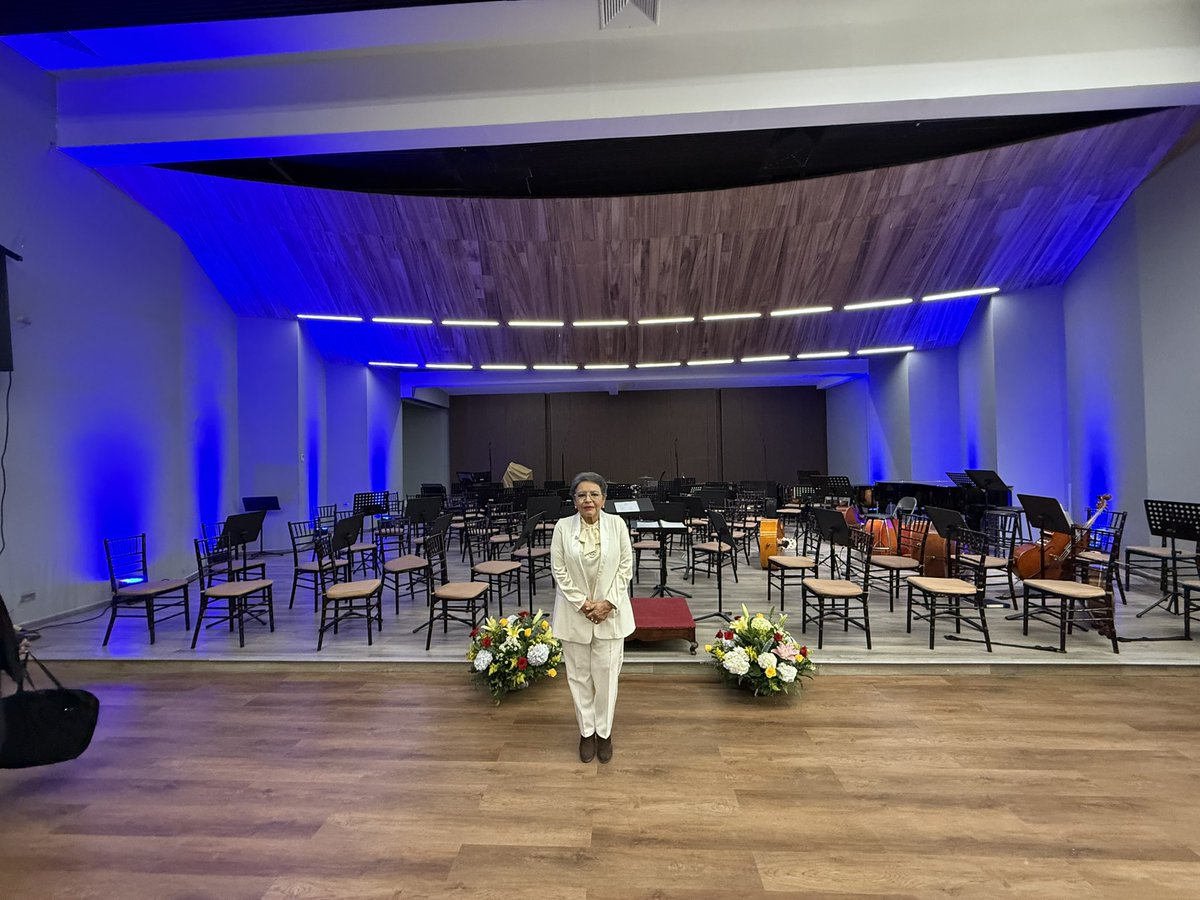 avo_anna's tweet photo. Es un honor para mí acompañar a la Escuela de Música Victoriano López en esta noche tan especial, donde celebramos ocho décadas de excelencia artística y compromiso con la educación musical en Honduras. Desde su fundación en 1945, la Escuela de Música Victoriano López ha sido un faro de formación y talento, marcando la historia cultural de nuestro país.

En el gobierno de la Presidenta Xiomara Castro, hemos asumido el compromiso de dignificar el arte y fortalecer las instituciones que forman parte del alma cultural de nuestra nación. Desde la Secretaría de las Culturas, las Artes y los Patrimonios de los Pueblos de Honduras (SECAPPH), hemos destinado aproximadamente 12 millones de lempiras para la compra de instrumentos musicales y la construcción de un nuevo auditorio, símbolo del esfuerzo conjunto entre el Estado y la comunidad artística.

Gracias al trabajo de nuestra Embajada de Honduras en España, la Orquesta de la Escuela ha tenido el privilegio de presentarse en escenarios emblemáticos de ese país, llevando el nombre de Honduras con orgullo.

Hoy, al celebrar 80 años de historia, reconozcamos a los maestros, a los estudiantes y a cada melodía que ha tocado el alma de nuestro pueblo. Desde la SECAPPH, reafirmamos nuestro compromiso de seguir apoyando el arte que une y eleva el espíritu de nuestra patria. Felicidades a la Escuela de Música Victoriano López por su legado de inspiración y amor por nuestra tierra.