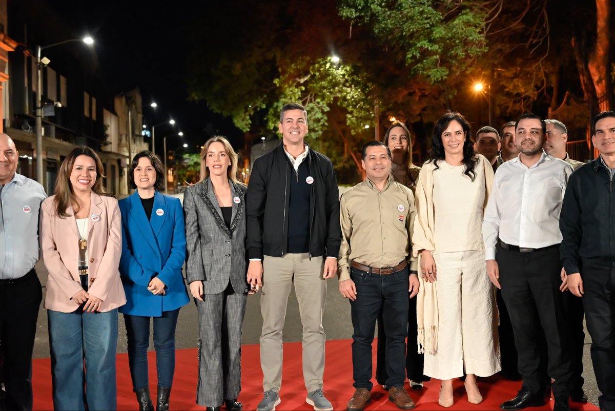 🇵🇾✨ La ministra de Turismo, Angie Duarte, acompañó al presidente <a href="/SantiPenap/">Santiago Peña</a> , a la primera dama <a href="/LetiOcamposP/">Leticia Ocampos</a> y al presidente de la <a href="/ANDEOficial/">ANDE Página Oficial</a> , <a href="/FelixSosaPy/">Félix Sosa</a> , en la inauguración del primer tramo del Proyecto #CentroBrilla, una obra que renueva el corazón de Asunción con