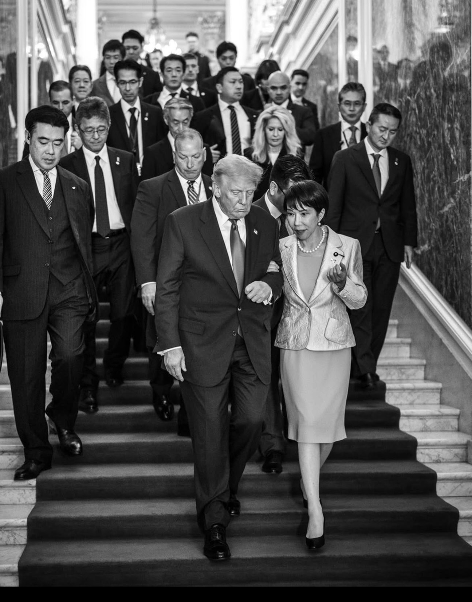 takashikiso's tweet image. いつまで「ホステス」とか言ってんだよ。
トランプどころか周りの人達全員の目線を見ろ。トランプは、ヒールのある靴で階段を降りる高市さんに腕を貸す「米国紳士としての立ち振る舞い」をしてるだけ。
そもそもあのシチュエーションで高市さんの方から腕を組みに行ったと思い込んでること自体が異常。