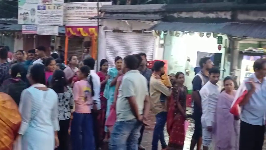 otvkhabar's tweet photo. #ଆଜି_ପବିତ୍ର_ଅଳାଁ_ନବମୀ
-ସାକ୍ଷୀଗୋପାଳ: ପବିତ୍ର ଅଳାଁ ନବମୀରେ ରାଧା ପାଦ ଦର୍ଶନ
-ପୁରୀ ଜିଲ୍ଲା ସାକ୍ଷୀଗୋପାଳରେ ପ୍ରବଳ ଭକ୍ତଙ୍କ ଭିଡ଼
-ଓଡ଼ିଆଣୀ ବେଶରେ ଦର୍ଶନ ଦେଉଛନ୍ତି ରାଧାରାଣୀ
-ଦର୍ଶନ ପାଇଁ ପ୍ରଶାସନ ପକ୍ଷରୁ ବ୍ୟାପକ ବ୍ୟବସ୍ଥା
#Radhapadadarshan #AnlaNavami #OTV https://t.co/9pPR6EWqJR