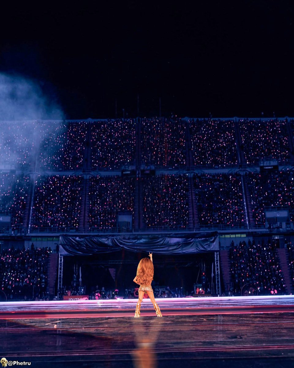 Phetru's tweet photo. 🔥 L I S A 🔥

Lisa of BLACKPINK performing in her home country, Thailand 🇹🇭

A special night for her and for every Thai BLINK inside the sold-out Rajamangala Stadium. https://t.co/bvO9Xlw84m