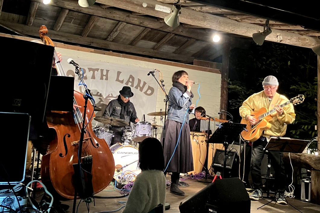 akibako_jazzy's tweet photo. 「行ってきました♪：Wine Party in NORTHLAND 2025」

今年も #ノースランドキャンパーズビレッジ にて演奏することが出来ました。お客様は100名くらいだったでしょうか。楽しかった～♪
https://t.co/iRE8zeHKze

#Akibako #アキバコ #Band #バンド #Jazz #ジャズ #山梨県 #甲斐市 #チトセQuartetto https://t.co/YAxluOlCvS