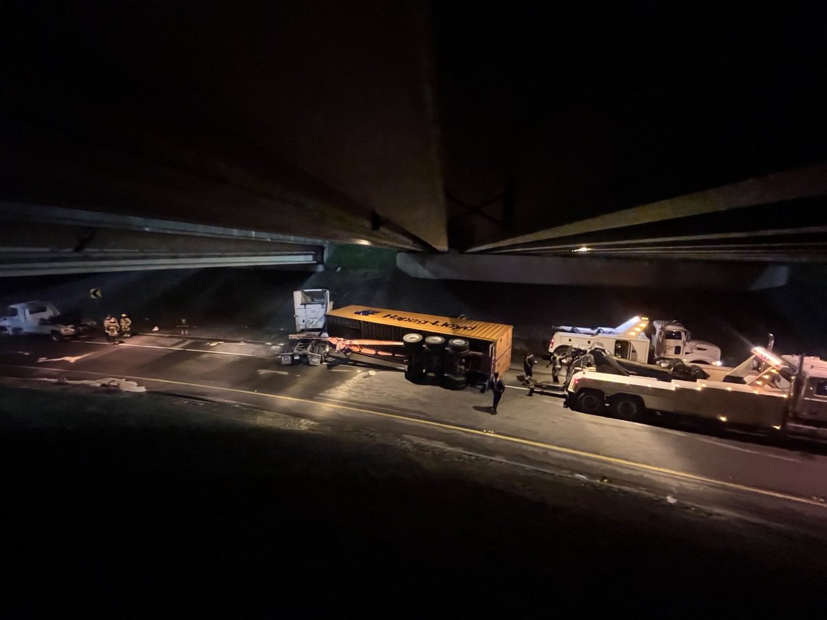 VPDTrafficUnit's tweet image. Completed investigation on MVI at McGill St off ramp (occurred last week).  Undiscovered crack on leaf spring led to full break which caused the axle to shift, which caused jackknife and rollover, which caused fuel tank puncture, which caused diesel to spill onto road.  A…