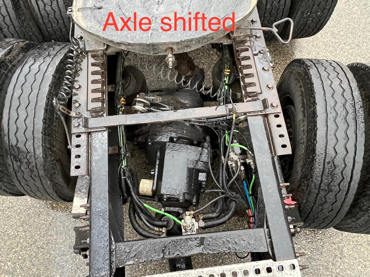 VPDTrafficUnit's tweet image. Completed investigation on MVI at McGill St off ramp (occurred last week).  Undiscovered crack on leaf spring led to full break which caused the axle to shift, which caused jackknife and rollover, which caused fuel tank puncture, which caused diesel to spill onto road.  A…