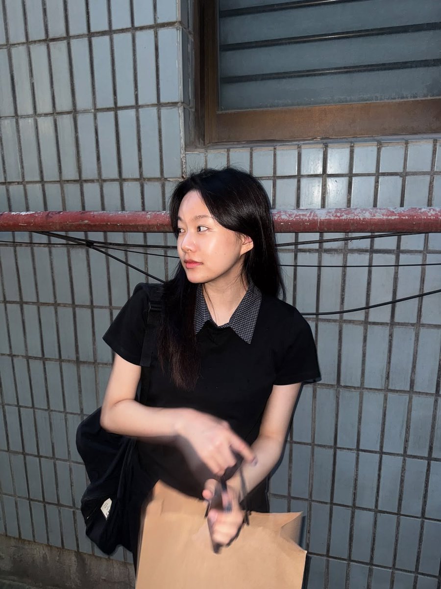 Younaprk's tweet photo. Drawn to the shadows and the simplicity of a monochrome moment. Love the subtle contrast of the patterned collar against the all-black outfit. Bags in hand, just another day of navigating the urban landscape and collecting my thoughts. https://t.co/PnHp9iMYAp