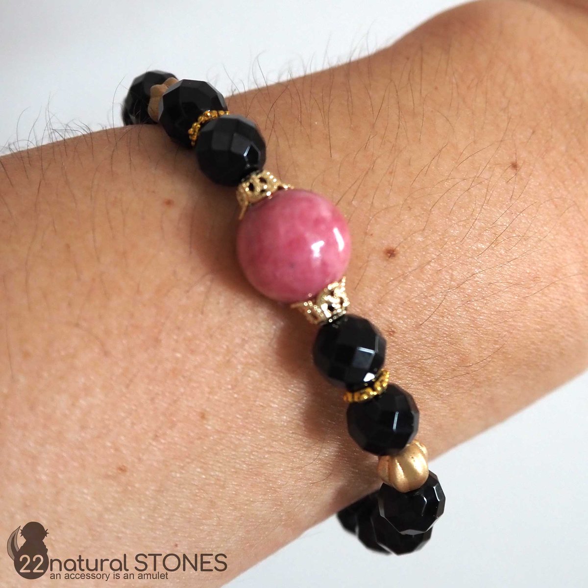 22_natural's tweet image. モノトーンの定番カラーのオニキスにマットピンクなロードナイトを合わせたフェミニンなブレスレットです。

🔽浅草ハンドメイドボックス （
@handmade_box_jp）さん
手前テーブルのアクセサリー棚にて
S・M・L・XL 4サイズ販売中。

#浅草
#新仲見世
#HandmadeBox
#Asakusa