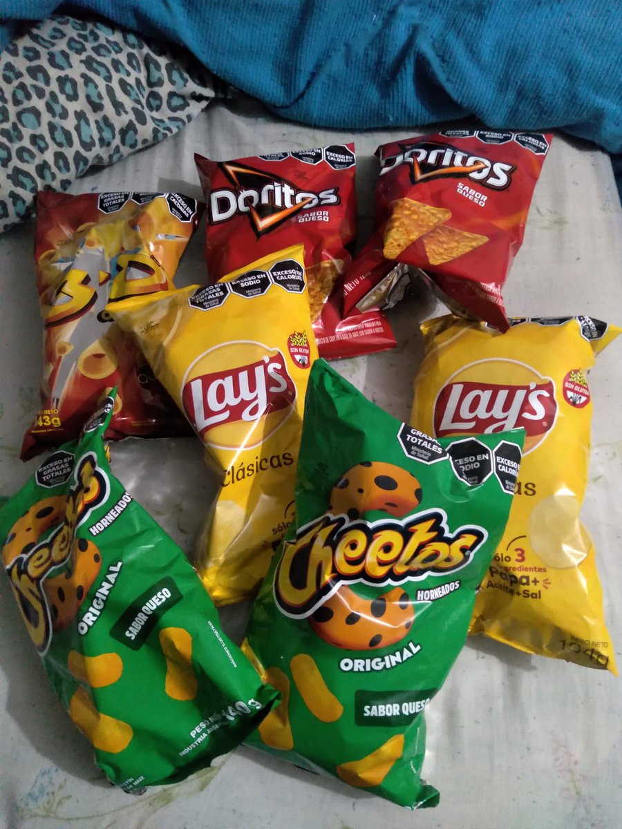 Gusguard7's tweet photo. Qué guita, viajes, ni 8/4...Mis viejos me conocen y me dán esto de regalo de cumple😁 Los amo.

PD: La dieta abandonó la sala😆 https://t.co/jijPU3KzUi