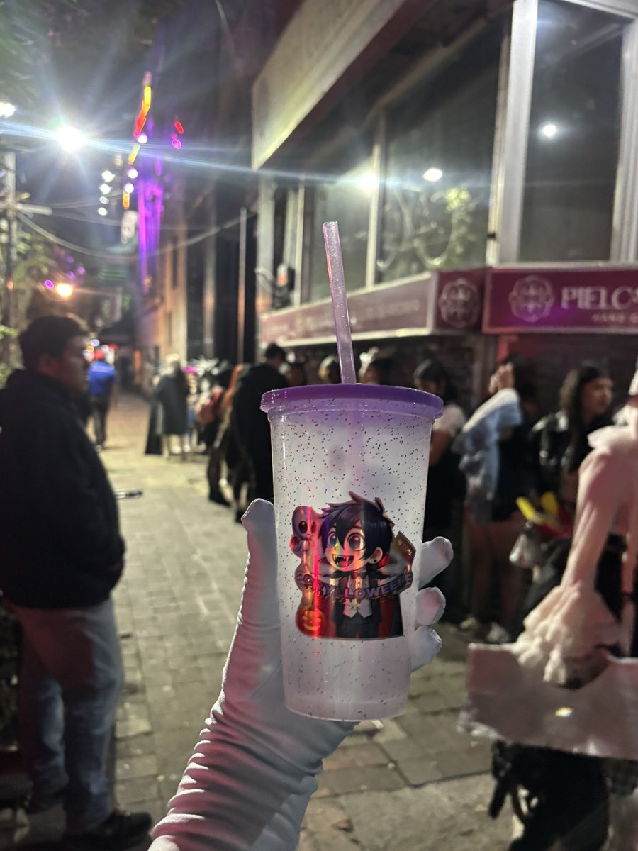 Yaaa en fila esperando ver a Cry con el disfraz improvisado modo princesa jaja. Queeee nervios. Y ya nos dieron un vasito con lucecitas 🥰