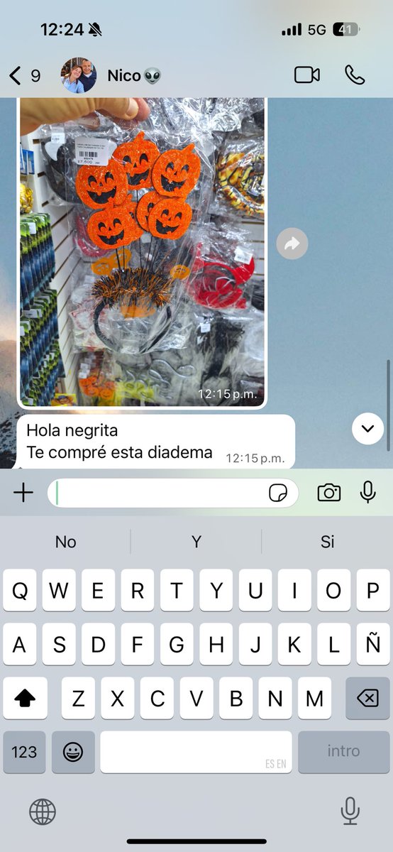 MARIACAMILA0198's tweet photo. Mi papá comprándole una diadema a la niña de 27 años porque estaba preocupado que me fuera sin disfraz al hospital jajajajajaja lo amo https://t.co/djPHfnpxsQ