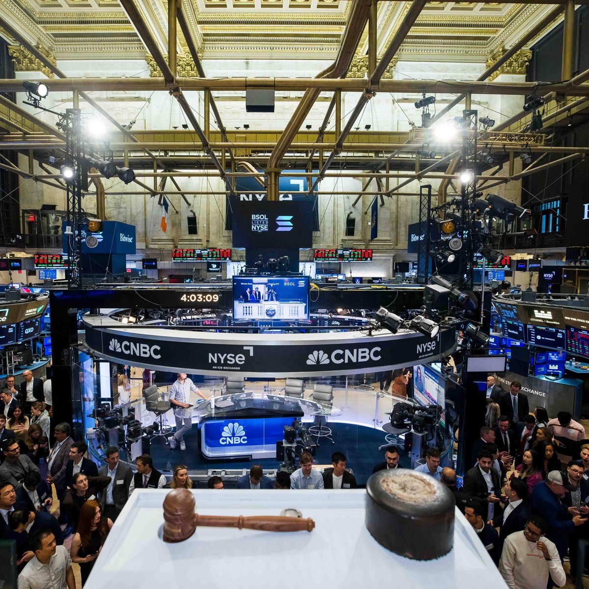 NateGeraci's tweet image. Solana takeover of NYSE…

Wild to see these pics.

Spot crypto ETFs = bridge b/w tradfi &amp;amp; defi 

Present vs future.