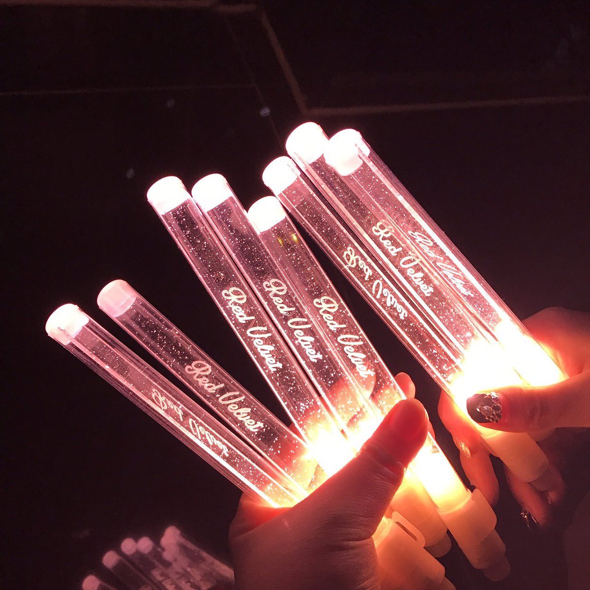 Dami na magagandang light stick ngayon pero honestly mas preferred ko yung stick lng na LS. Yung ganito 😭 madali dalhin di nakakaobstruct masyado