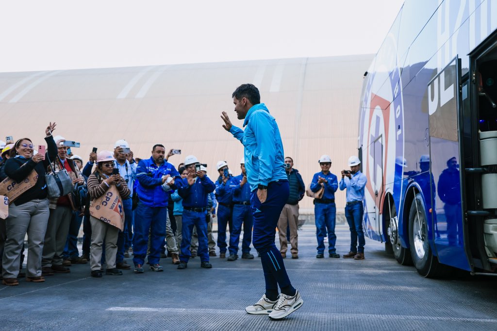 CruzAzul's tweet photo. Conociendo más de Cruz Azul. 💙🚂

Visitamos la unidad industrial de Cemento Cruz Azul Puebla parar convivir con sus trabajadores, que son el motor de esta máquina cementera.

Conocimos la fábrica de sacos y los diferentes procesos de extracción y producción del mejor cemento de México.

#CalidadPorTradición
#AzulDePorVida