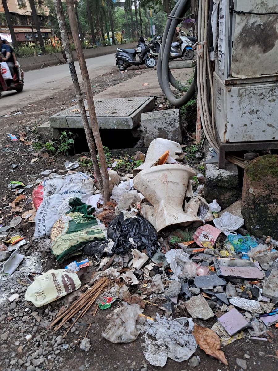ashok10jly's tweet photo. PUBLIC HEALTH ALERT
The main gate of Gokul Nagri, Khadakpada, Kalyan has been turned into a dumping ground because @KDMCOfficial has failed to provide door-to-door garbage collection. Residents of Tulsi Dhara Society are now facing serious health hazards.
@PMOIndia https://t.co/M9H5RSgcZP