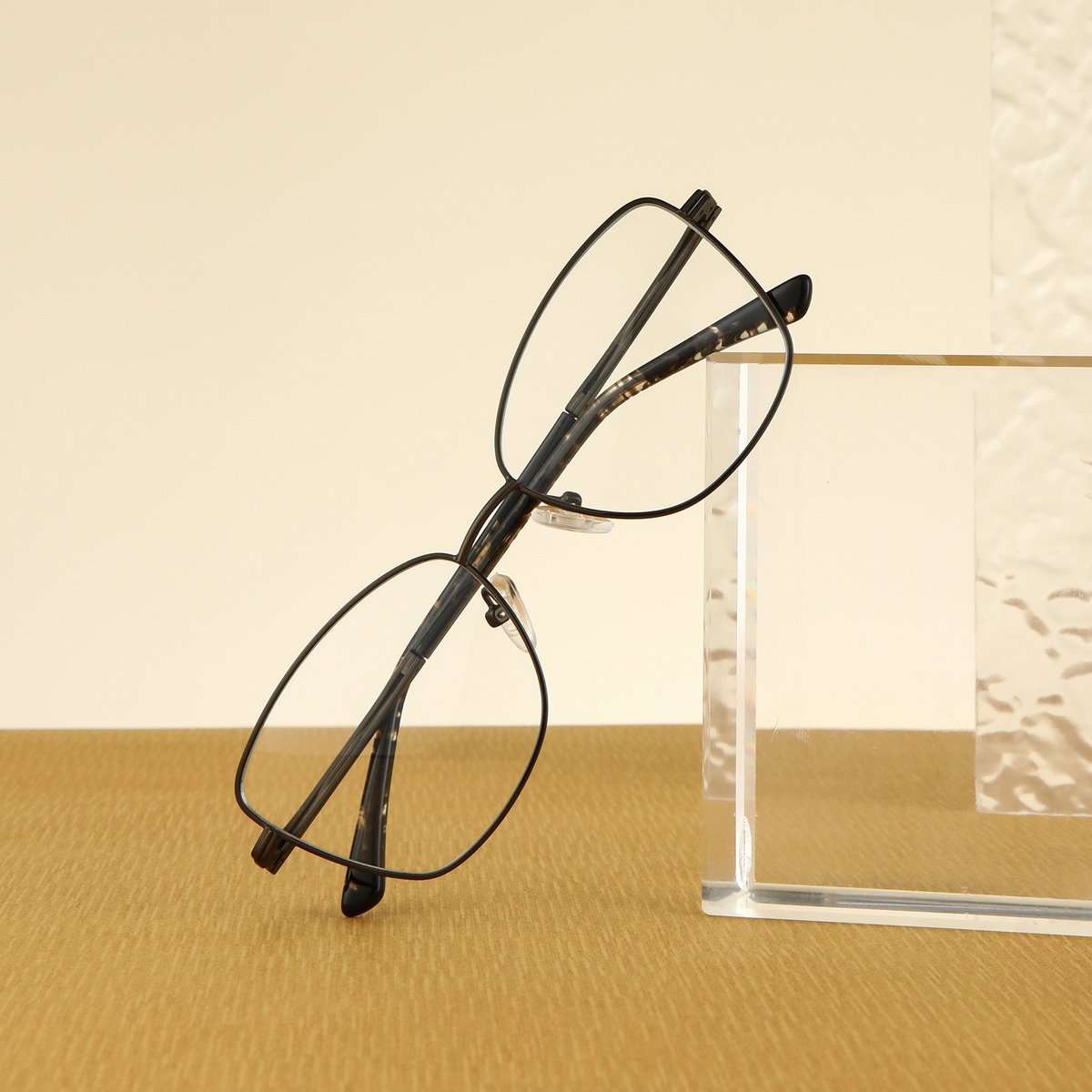 StiloOptical's tweet image. S242XS1696M

-Modern metal shape with subtle color details on rim wire;
-Double flex system without spring to maximize the comfortable use;
-The accuracy of the assembly shown through the matte &amp;amp; shiny finishing;

stilo-group.com/product/s242xs…

#stilooptical #stiloeyewear #spectacles