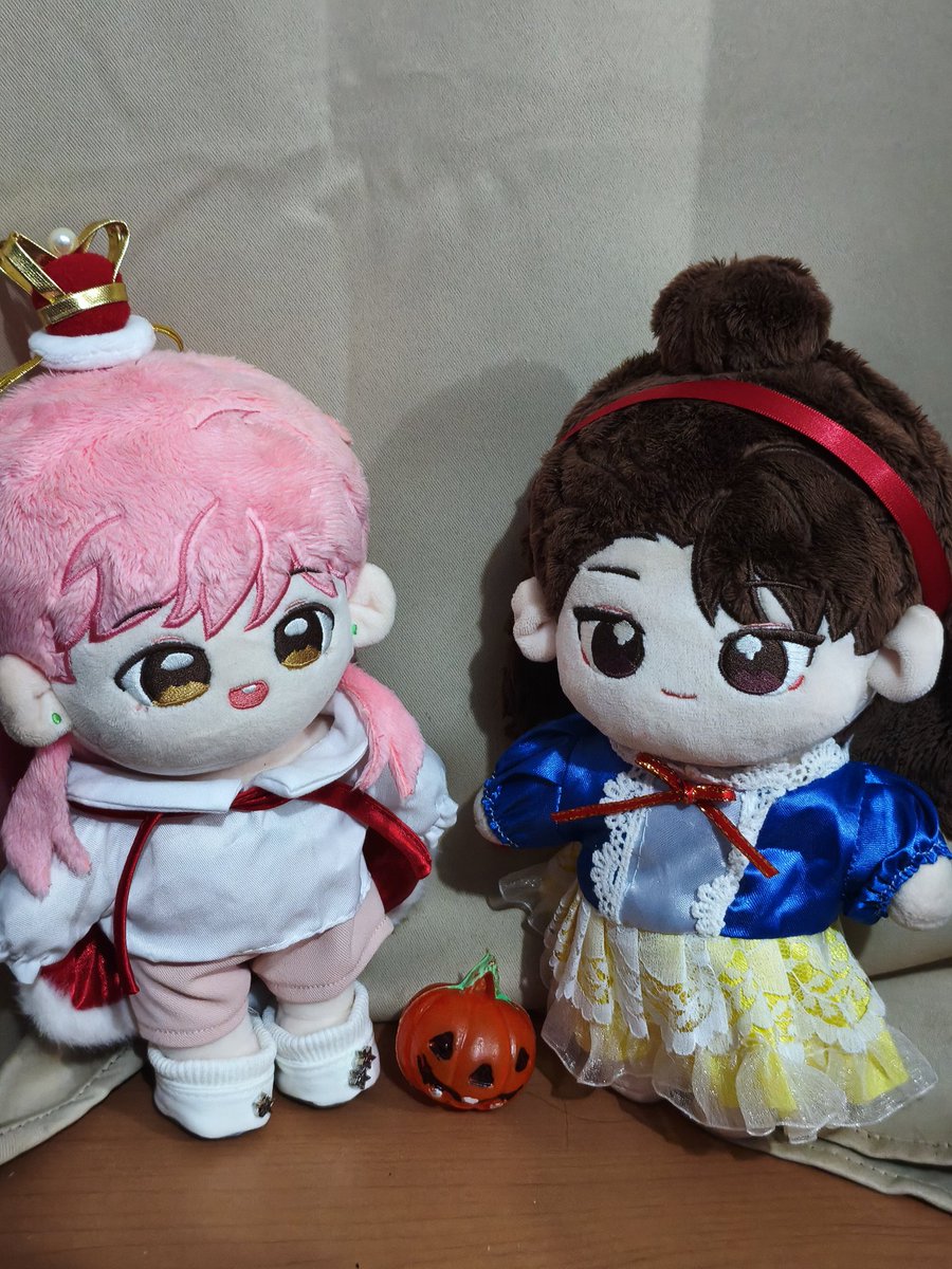 isa_maclean's tweet photo. 🎃Happy Halloween! 🎃
Prince Hongjun and his princess Li Jinglong ❤️
#longjun https://t.co/Bjge23i2Gb