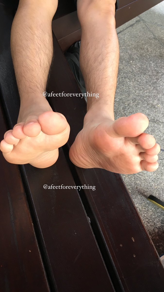 無法抗拒的大腳😋 直男弟弟等不及要來當EE了💦🥵

（can’t resist this perfect feet, retweet to see more)