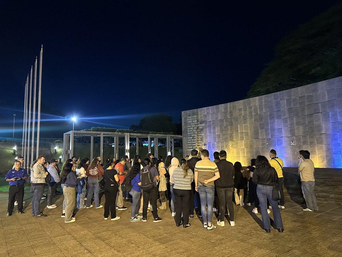 🕯️ ¡Necroturismo activado! 🕯️
Damos inicio a nuestra primera actividad de la noche, donde la historia, el misterio y la memoria se encuentran bajo las estrellas.

Una experiencia única que nos conecta con el pasado y nos invita a descubrir los secretos que guarda nuestro museo.