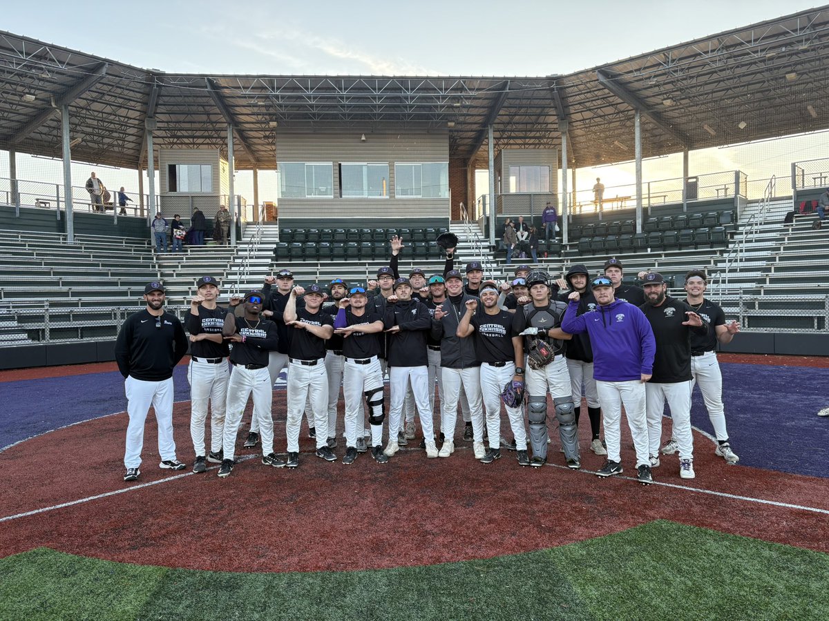 The Black Bears even the series and force a Game 3! 🐻

Player of the Game: Keon Moseni
Final Line: 3-for-4, BB

Game 3 is set for 11 AM on Family Day! Come out and see the Bears one last time this fall!

#FightFinishFaith x #BearClawsUp