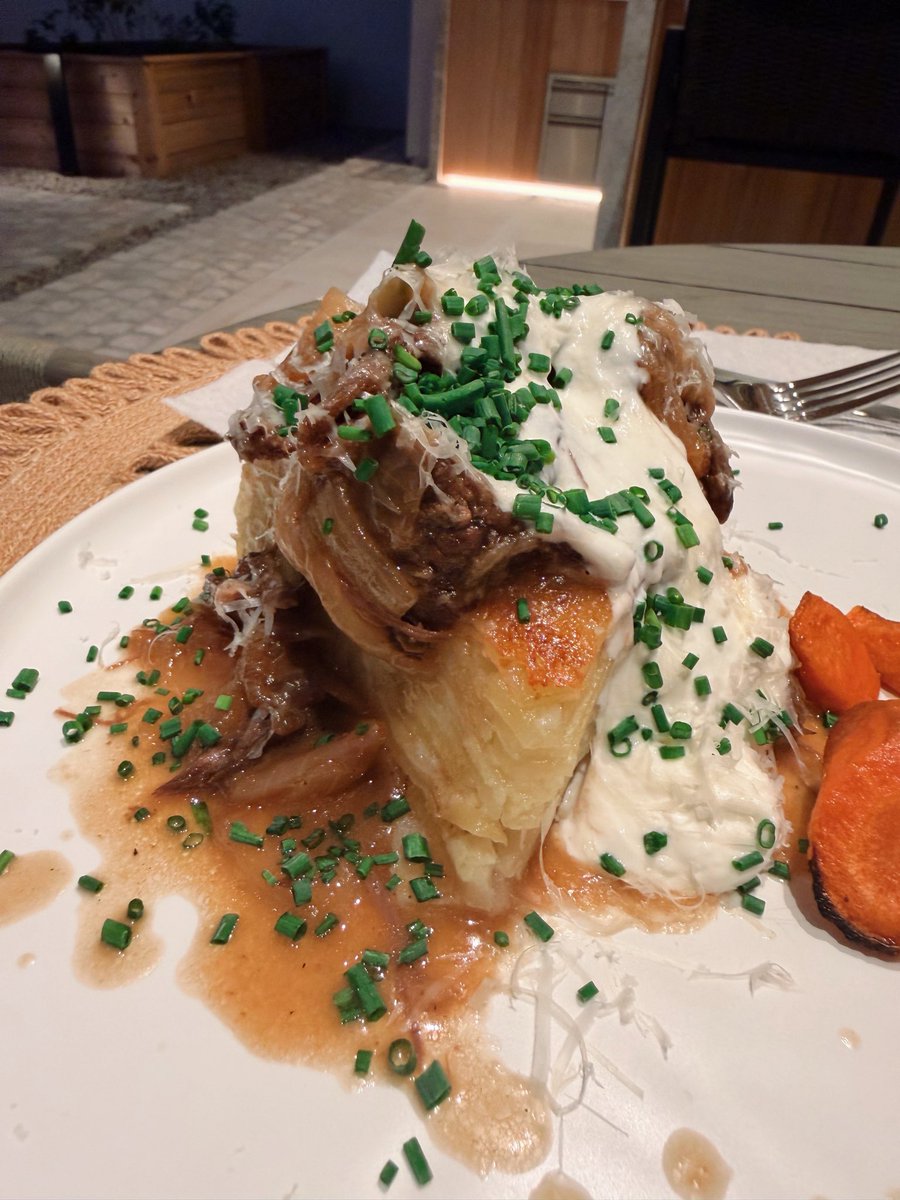 Fwiz's tweet image. I made a honey &amp;amp; miso french onion beef with chive potato cake. 

It was a 10/10. Adding it to my top fav dishes in my bag.