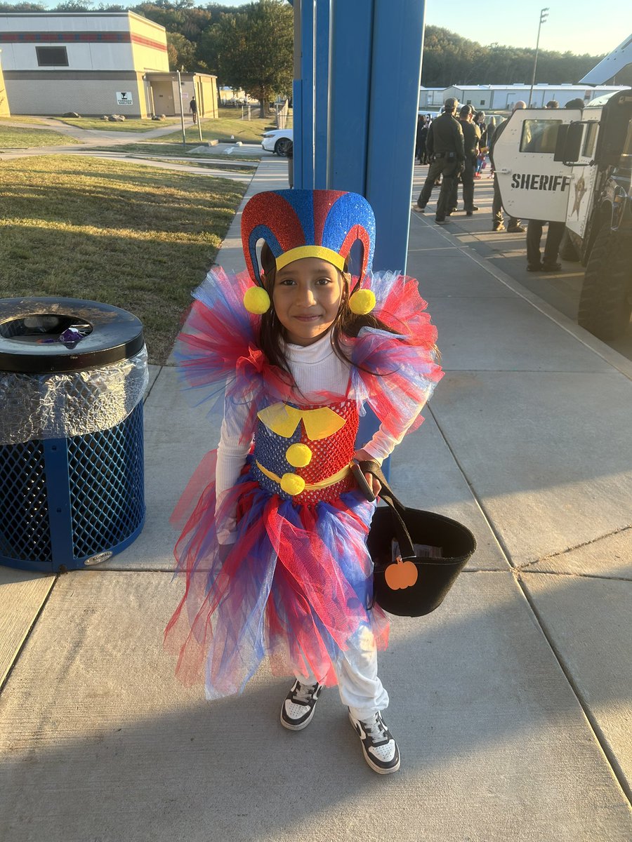 FairviewFalcon2's tweet photo. Wow, what a turnout! Trunk or treat was a success! Special thanks to everyone who hosted a trunk, passed out candy, and helped with the concession stand. Thank you to all of our high school volunteers as well. 👻 https://t.co/0ZPCzNoe8J