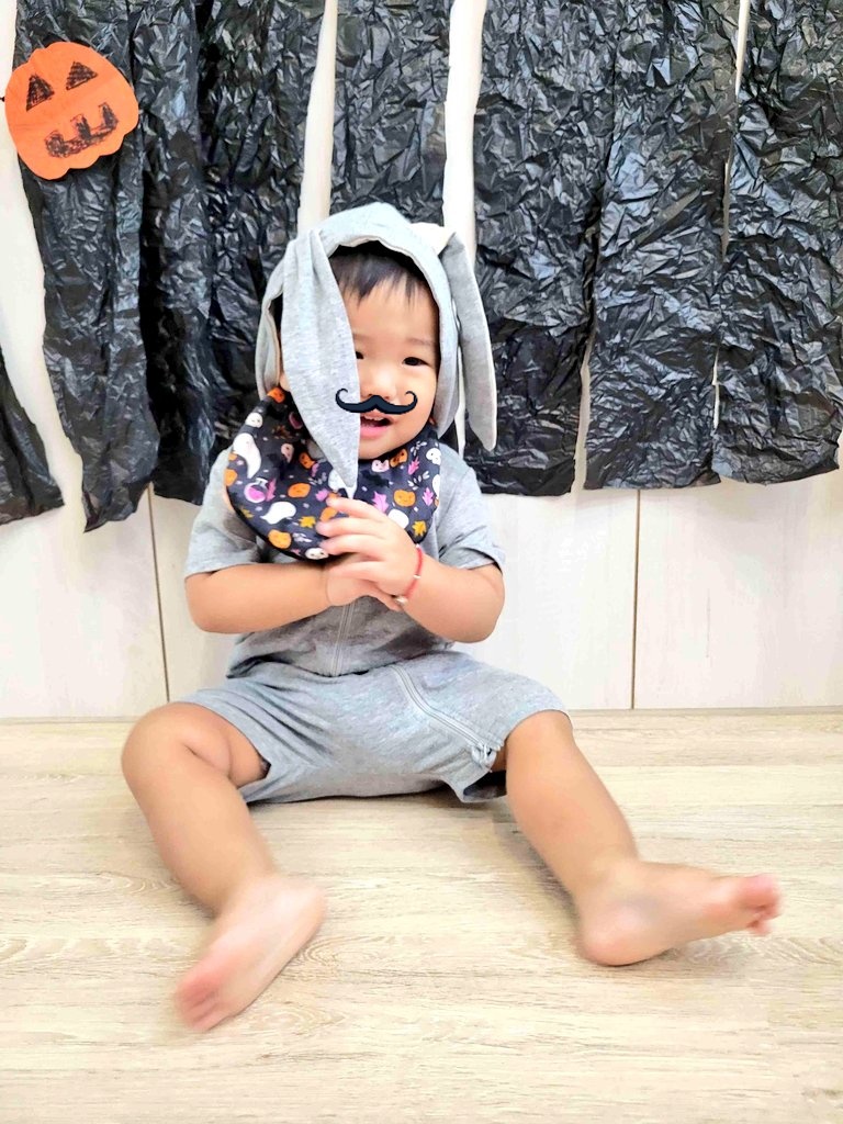 cat_tail18's tweet image. 其實我一直以為昨天才是萬聖節
因為熊熊的萬聖節活動在昨天
服裝主題：披著兔皮的熊~
他超級討厭那兩隻耳朵在前面甩甩甩