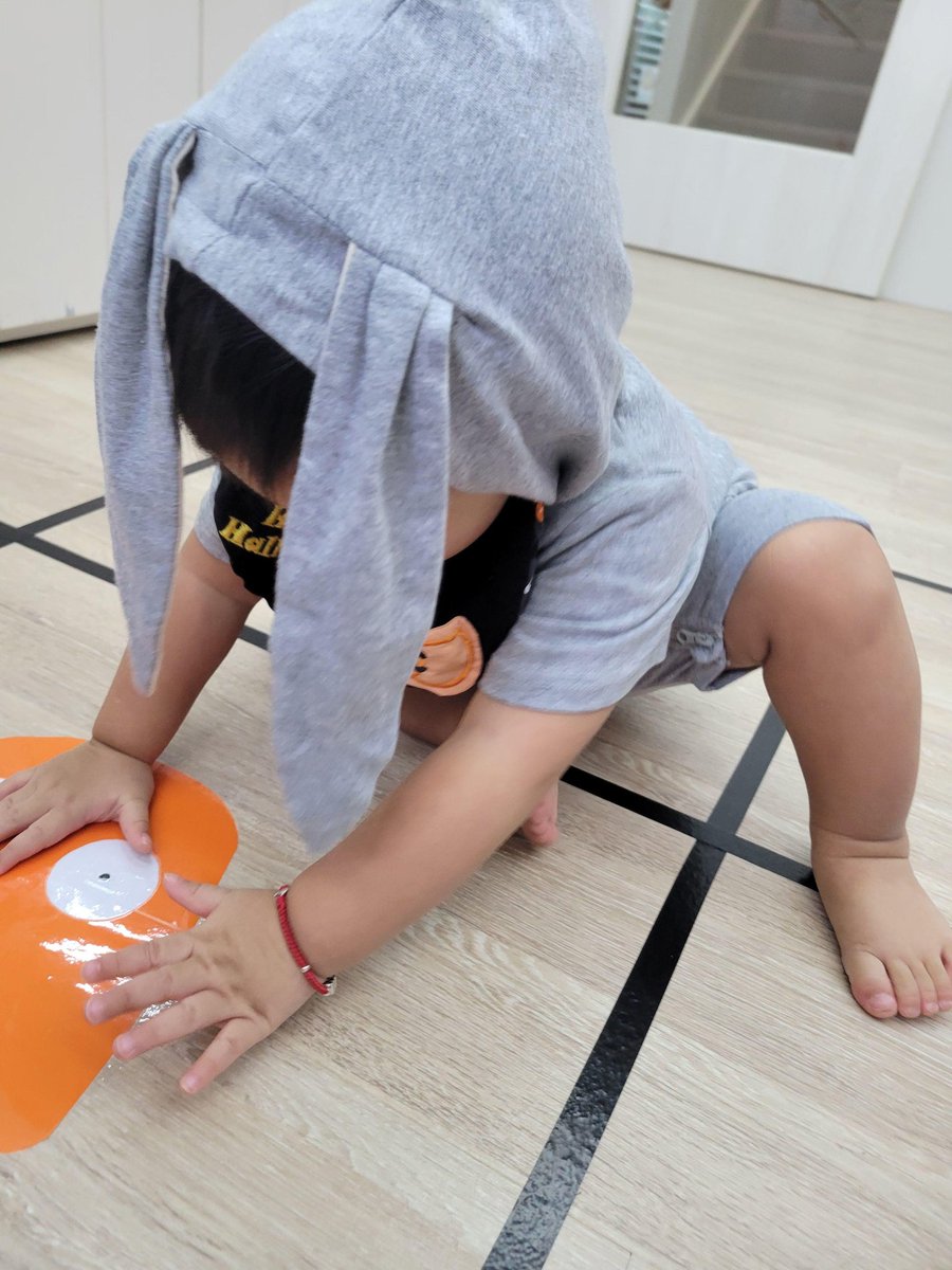 cat_tail18's tweet image. 其實我一直以為昨天才是萬聖節
因為熊熊的萬聖節活動在昨天
服裝主題：披著兔皮的熊~
他超級討厭那兩隻耳朵在前面甩甩甩