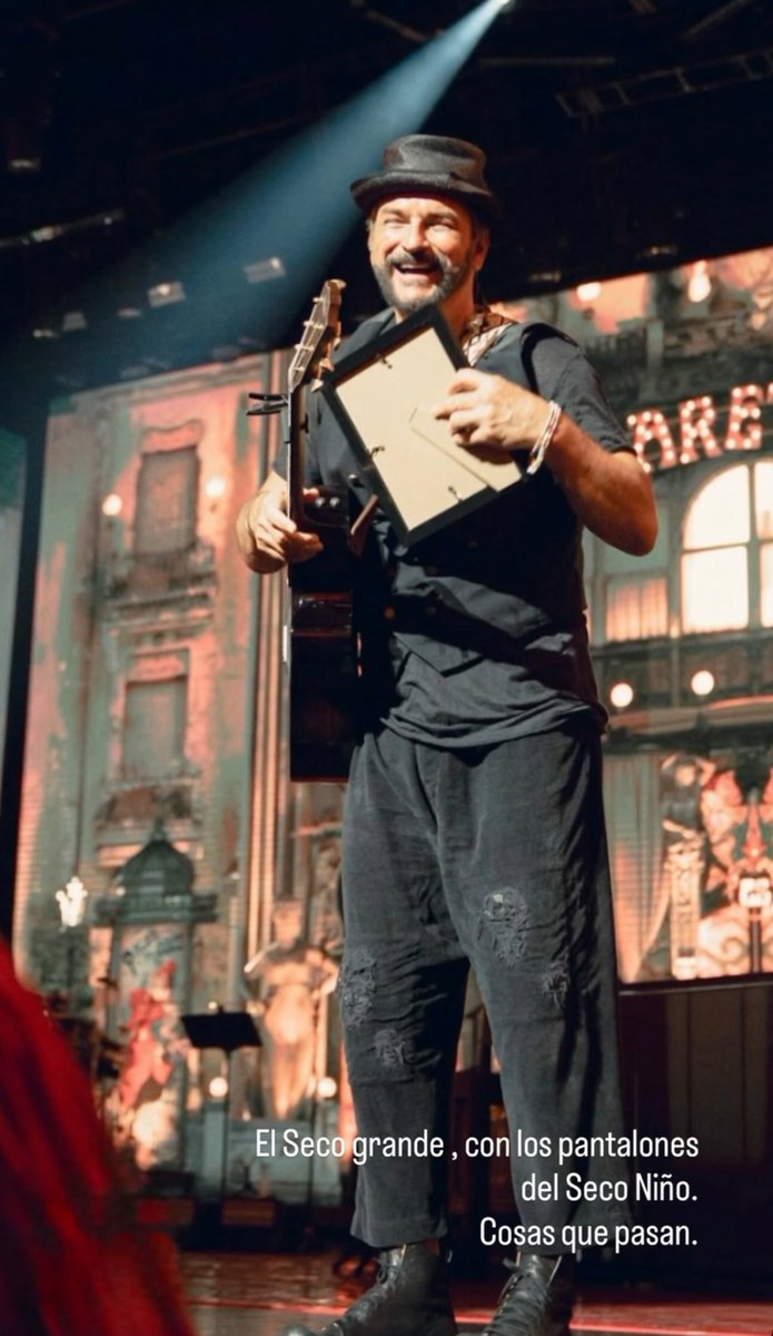 notiarjona's tweet photo. El Seco grande, con los pantalones
del Seco Niño.
Cosas que pasan. (Posteo de @Ricardo_Arjona ) https://t.co/zzaqIRm9eU